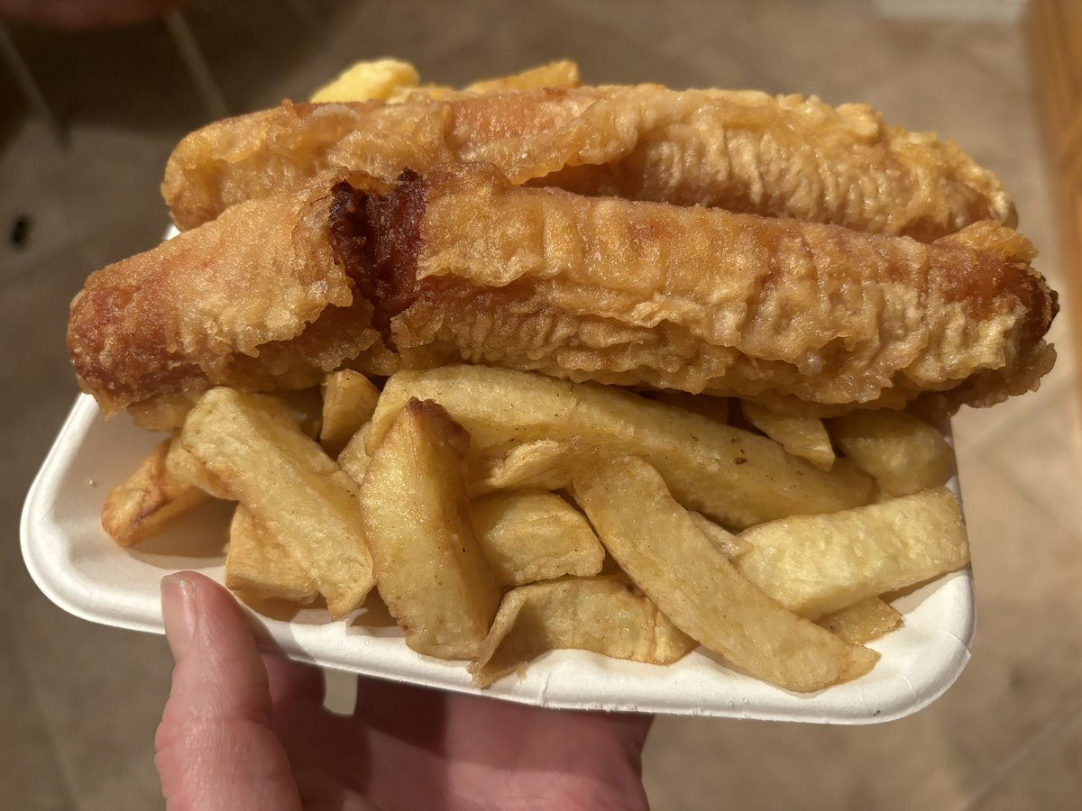 fahrizal130901's tweet photo. Straight off the chippy ๐๐ Proper British scran, innit? ๐ฌ๐ง๐ #CodAndChips #BatteredBrilliance https://t.co/wZogPS3c1V