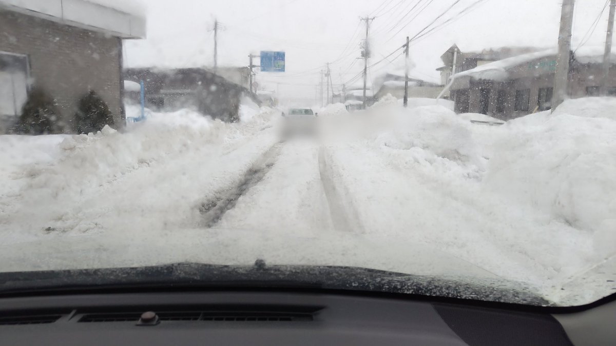 nabecharin's tweet photo. #大雪 なのはわかるけど、#山形県 #米沢 市の道路はなぜこんなに除雪しないの！？
車が壊れる！ https://t.co/g72b6gc3xf
