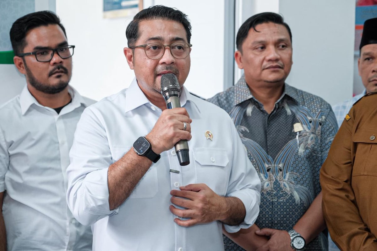 DemokratKalbar's tweet photo. Pemerintah Perkuat SDM Unggul, Menekraf Tinjau Program Cek Kesehatan Gratis di Aceh.
Menteri Ekonomi Kreatif/Kepala Badan Ekonomi Kreatif, Teuku Riefky Harsya, meninjau program Cek Kesehatan Gratis (CKG) di Puskesmas Darul Kamal, Aceh Besar, Provinsi Aceh pada Selasa (11/2/2025). https://t.co/Kh1e5ShDls