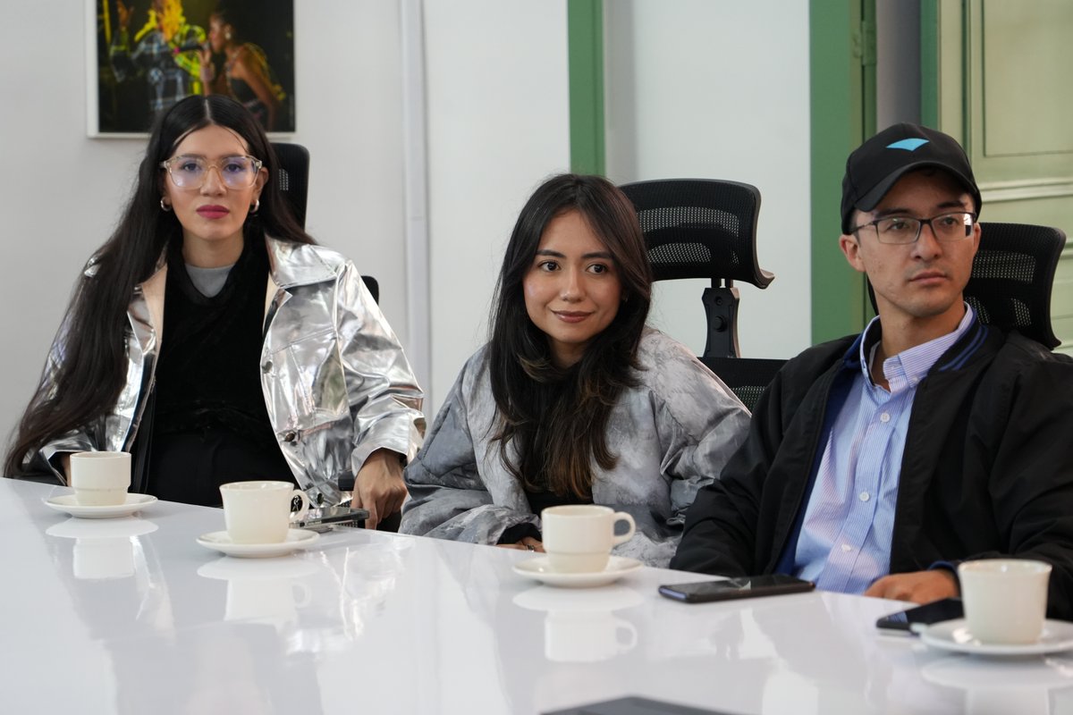 CulturaenBta's tweet photo. Hoy, el secretario @santitrujillo8 se reunió con representantes de la Embajada @france_Colombia, el Instituto @IF_Colombie y la Alianza Francesa @AFBogotá, para seguir fortaleciendo la cooperación en el sector cultural y creativo. 🎨🚀

Desde el año pasado, esta alianza ha permitido impulsar el crecimiento de 500 emprendimientos de Bogotá, a través de un proceso de fortalecimiento de capacidades que incluyó formación especializada y acompañamiento de expertos nacionales e internacionales.