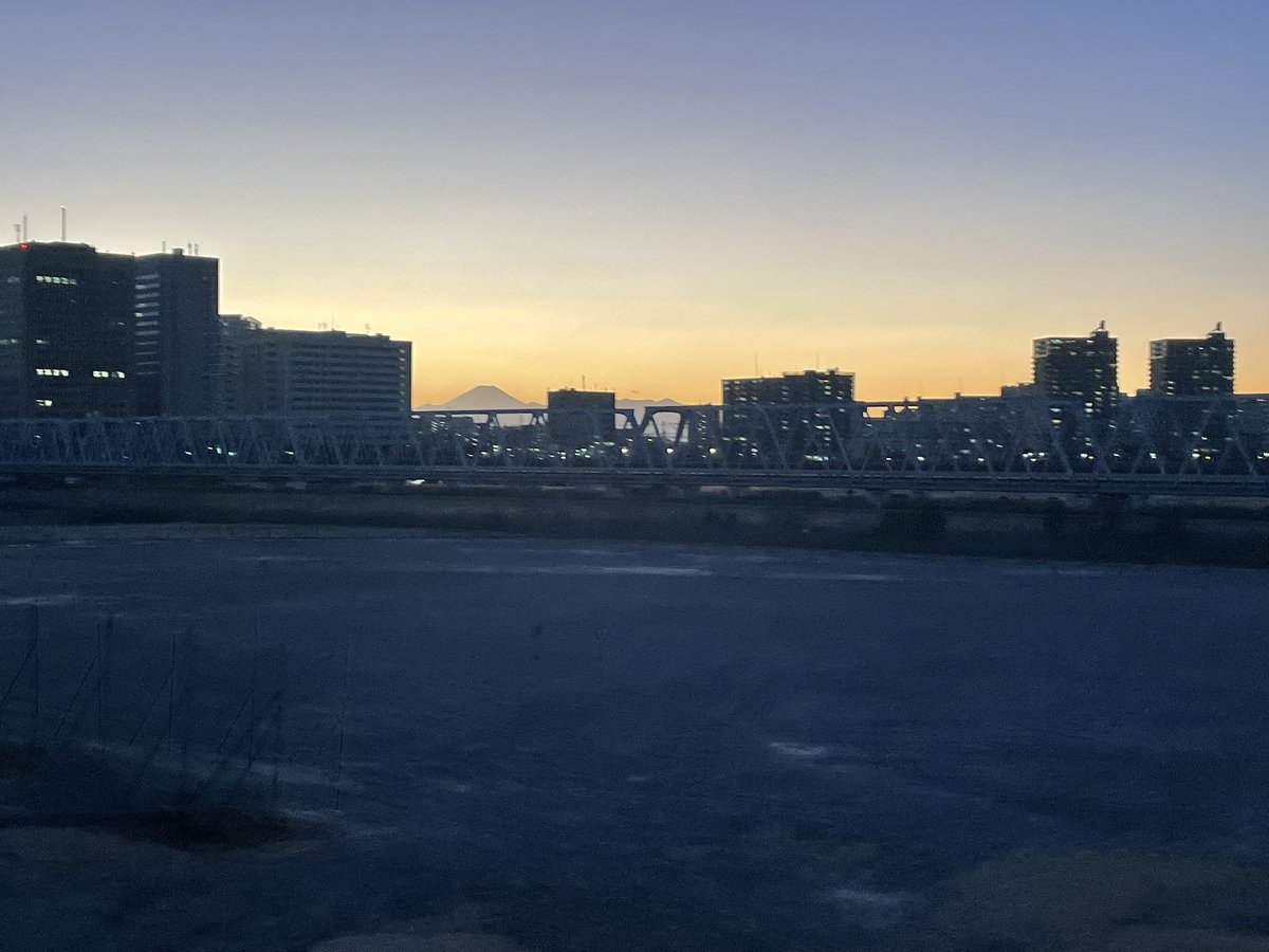 SoraPecco31's tweet photo. Venus Serenade.

風はバイオリン
累ねる足音

セピアの空
解ける影

躊躇い
寄り添う肩に

夕星のセレネイド

#photopoem #poegraph #poem #ポエグラフ #詩 #ポエってます https://t.co/z7SZnSfYka