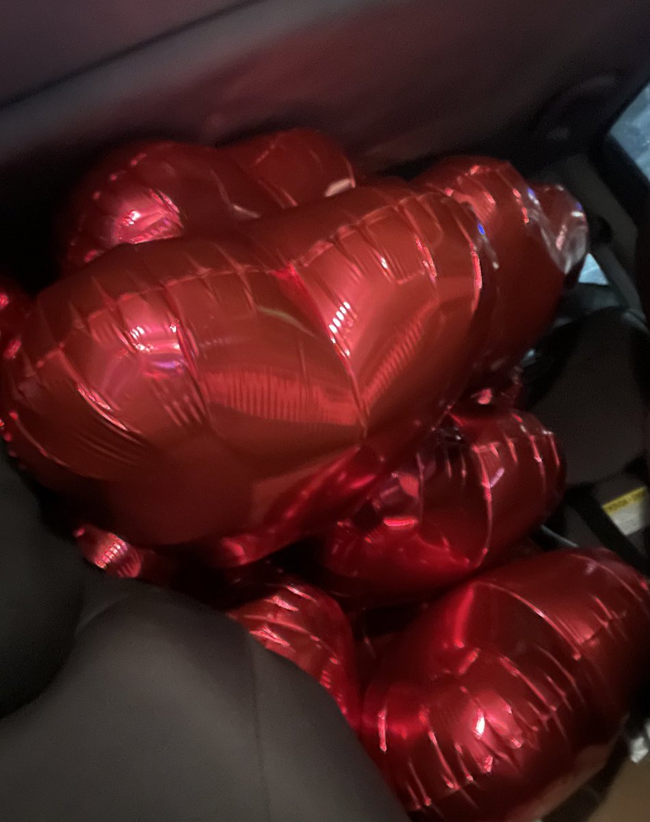 Marialissaa's tweet photo. lover girl 101 ❤️ valentine’s day prep ✨ https://t.co/6CdSNcwDK6