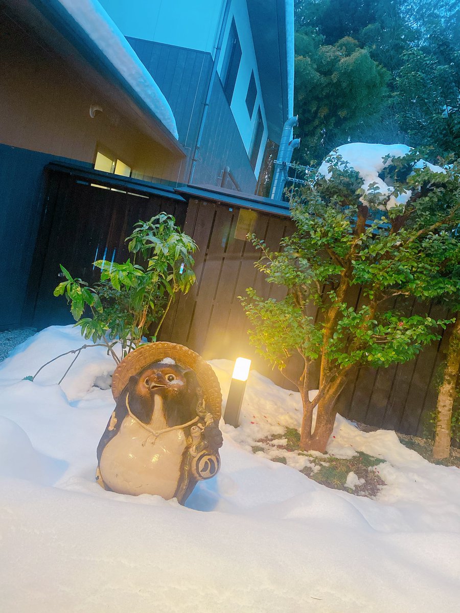 cmk71323's tweet photo. 最近全然歌ってないと見せかけて
大切なマイフレンドの結婚式で
歌う準備を細々としている🎤

また久々に激務が続いていたが
やっとひと段落して温泉旅行♨️ https://t.co/WcNNdUgG8x