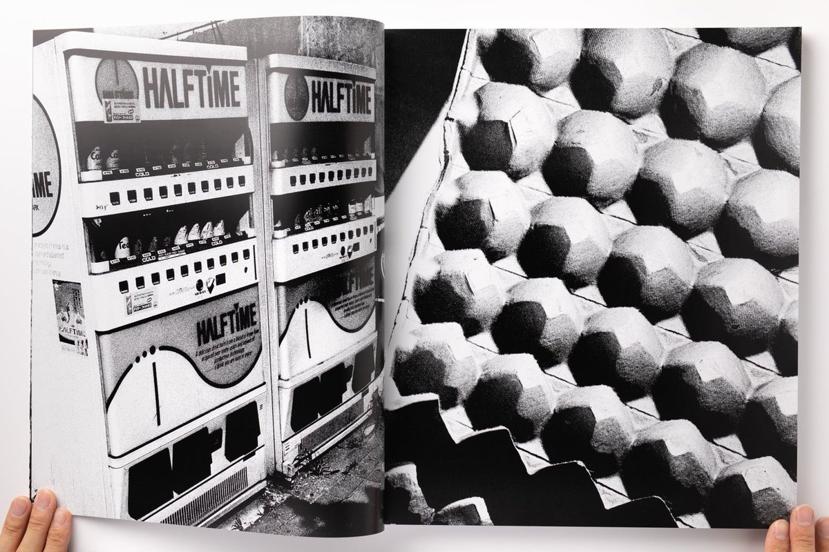 『Daido hysteric no.4』は、1993年に「Hysteric Glamour」によって300部限定で出版された写真集である。裁ち落とされた300ページ超のソフトカバーは異様な迫力があり、有無を言わせない勢いとグラフィカルな構図＝森山大道というイメージを形作った。重要作が完全復刻。→
iack.online/collections/al…