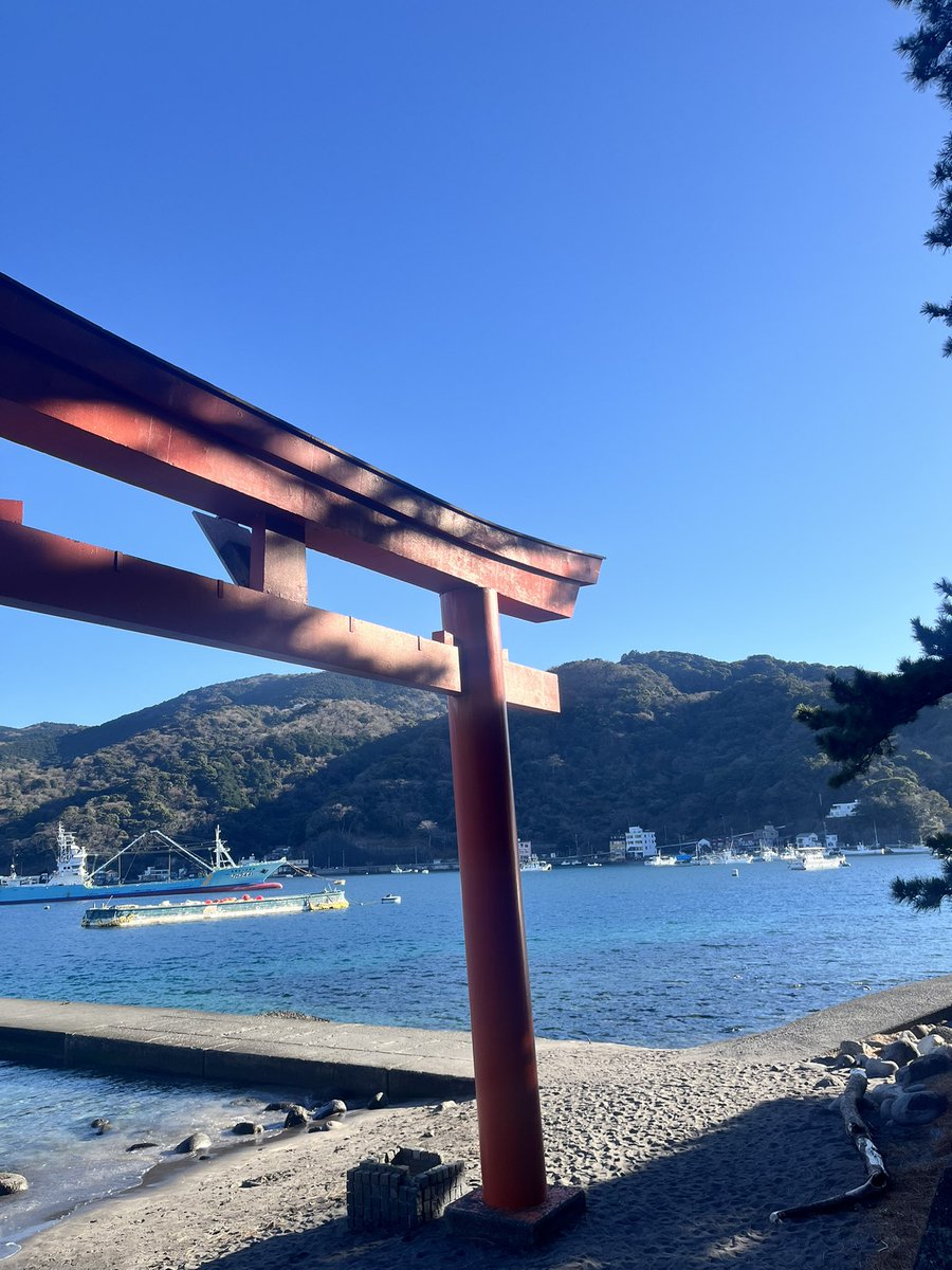 isumi_72's tweet photo. 家から車で1時間ちょっとの神社⛩✨️
やぁーーーーっといけた笑笑

ほぼ地元でこんな綺麗な海スゴすぎるし、肉眼がいちばん感動したけど、iPhoneノーマルカメラ加工無しでこの色……！！🫧️🩵

素晴らしくリフレッシュ出来た！
これだから神社巡りはやめられない♡♡ https://t.co/qlwn8WR6ci