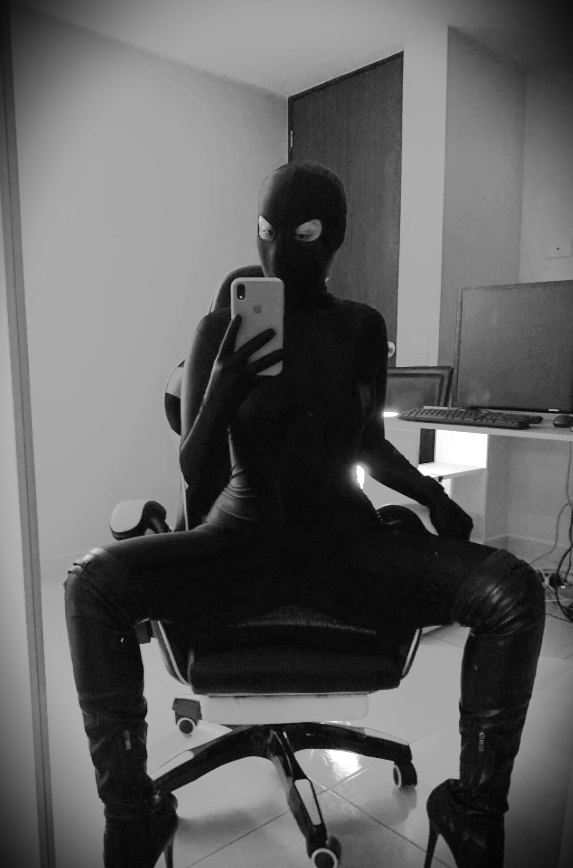 nickymask's tweet photo. She stood in the rain, feeling like no one could see her. Then, someone in a mask shared their umbrella. No words, just warmth. In that moment, she knew real friendship isn’t about faces. It’s about feeling safe.
Who makes you feel at home?
#ZentaiLife #MaskCulture https://t.co/pmFHPKnS58