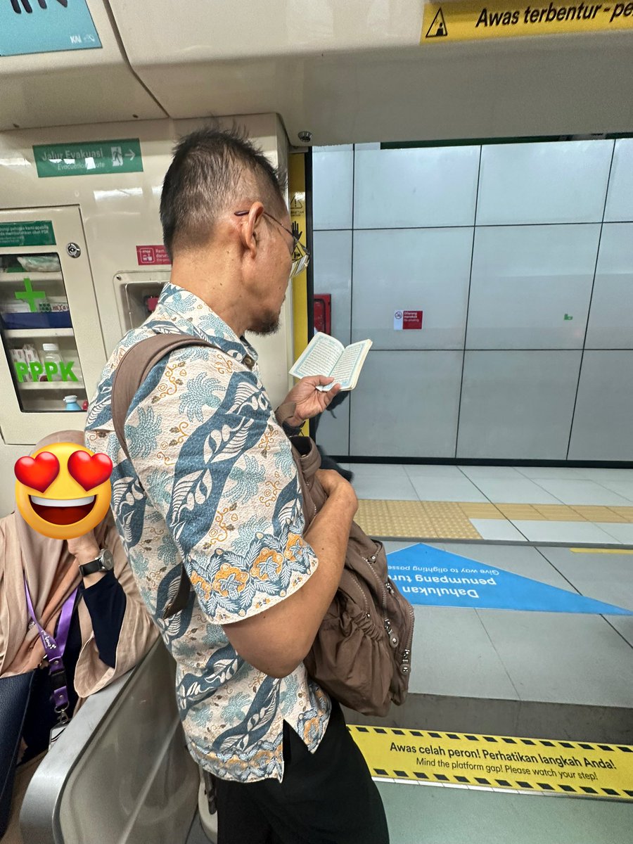 selama perjalanan pulang kemarin pas naik LRT. liat bapak ini kaya keren bgt😭🙏🏻 pulang kantor malem hari tapi masih sempetin murojaah disepanjang jalan pulang