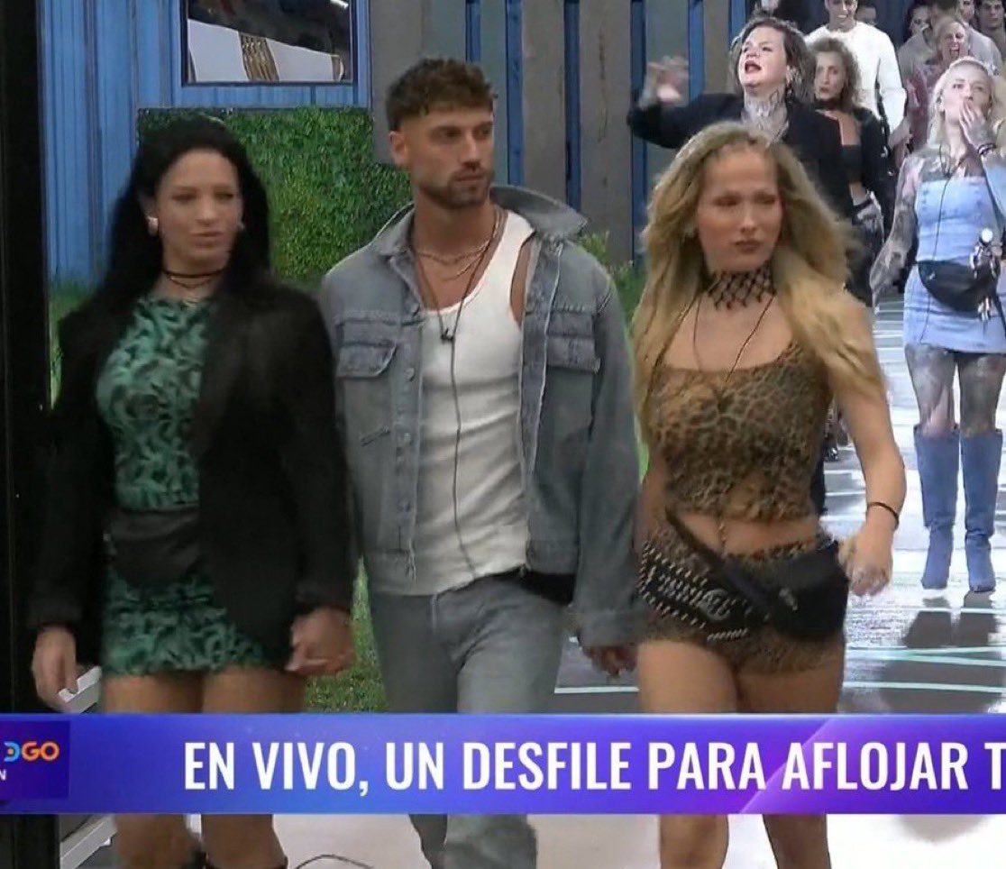 Son los vampiros de crepúsculo cuando entraban al comedor de la escuela 
#GranHermano