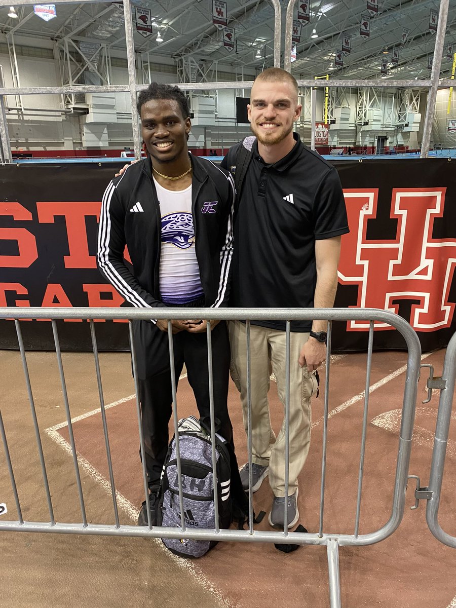 BryceHillTrack's tweet image. 2nd ever indoor meet running a time of 22.23 winning in dominate fashion 🥇
Lane 4 out of @jvillecollegeXC