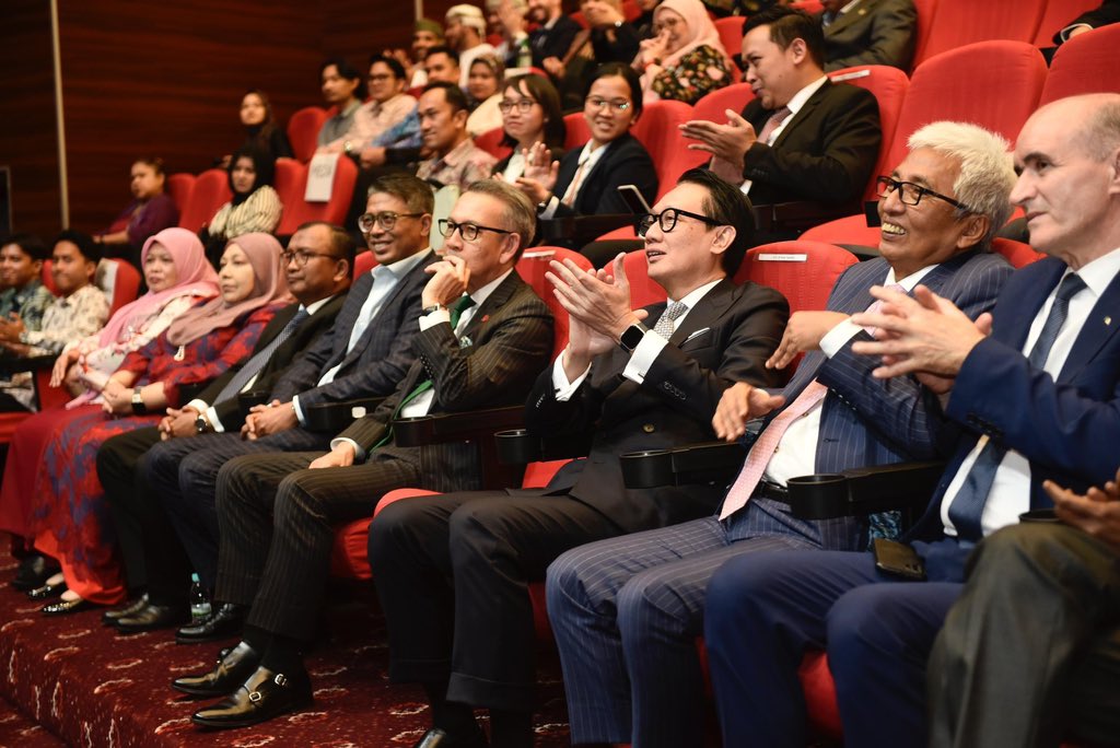 MohdShukriYajid's tweet photo. Warmest welcome to H.E Arif Havas Oegroseno @havasoegroseno, Vice Minister of Foreign Affairs, Republic of Indonesia at the Global Madani Interact held at @MSUmalaysia campus. Extended my best wishes to everyone present for this insightful and global meet. @madaniresearch https://t.co/2Xy0pumgtS