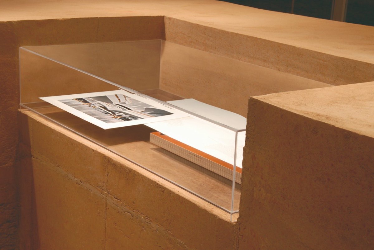 Toluca Éditions. Museografía para el Museo de Arte Moderno. Cada objeto se exhibió en volúmenes de tierra compactada que configuran una especie de laberinto. 

CDMX, 2009.

Fotografías cortesía de Toluca Éditions.