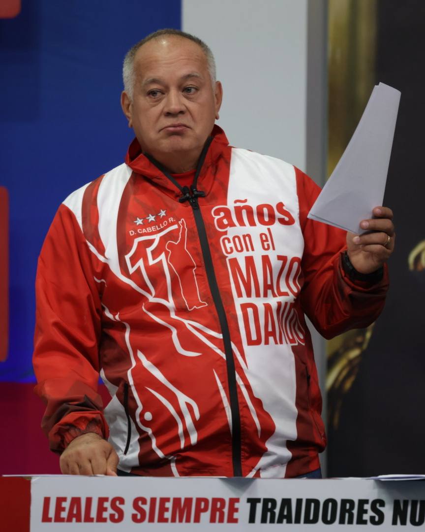 #EnVivo <a href="/dcabellor/">Diosdado Cabello R</a>: Un grupo de personas también chuparon ahí (USAID), probablemente gente que esté gobernando con el presidente (Donald) TRUMP. Esa investigación le va llegar a todo el mundo. Anoten eso que lo estoy diciendo hoy. Sin truco ni maña el Mazo no engaña.
