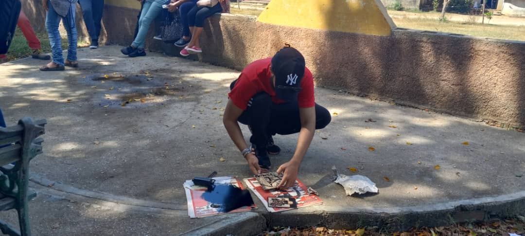SaraEsther5978's tweet photo. Llegan hasta #LasBolas, comunidad en transformación del Consejo popular Siboney de Bayamo, artistas del Centro Provincial de las Artes Plásticas intercambiando con el público el arte de crear
Coordinadora: Yunia Hidalgo
#PromotoresSiboney
#ArteYCreacion https://t.co/AO7wQivhRK