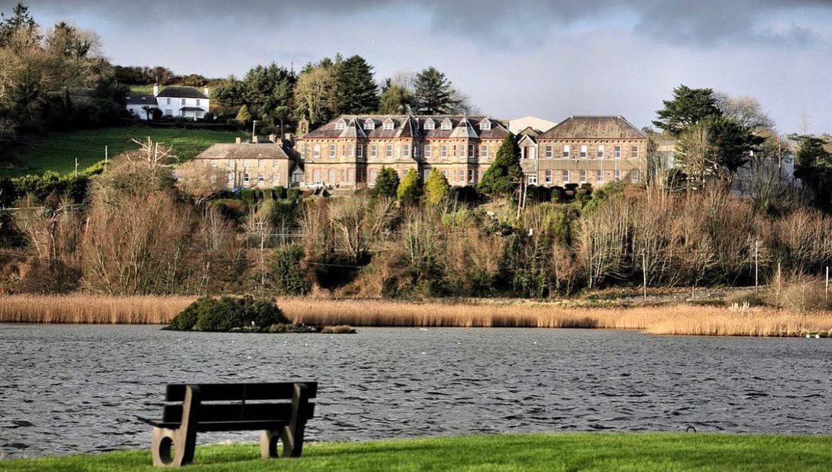 Mick_O_Keeffe's tweet photo. Peter Kelly aka Franc, Ireland’s most famous wedding planner. 

In 2020 he acquired an enormous convent for less than €400,000 from The Sisters of Mercy. 

He set about turning it into migrant accommodation and since then he has been paid €1,757,327 for housing migrants. https://t.co/Ap5Pfbw0g2