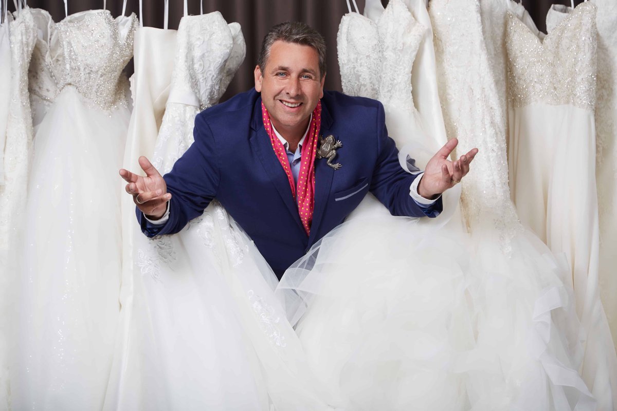 Mick_O_Keeffe's tweet photo. Peter Kelly aka Franc, Ireland’s most famous wedding planner. 

In 2020 he acquired an enormous convent for less than €400,000 from The Sisters of Mercy. 

He set about turning it into migrant accommodation and since then he has been paid €1,757,327 for housing migrants. https://t.co/Ap5Pfbw0g2