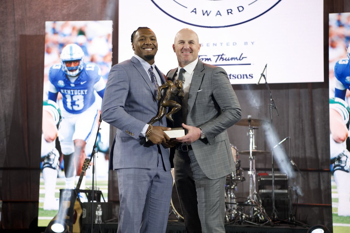 Jason Witten Award (@wittencmoy) on Twitter photo Congratulations to the winner of the 8th Annual Jason Witten Collegiate Man of the Year Award, J.J. Weaver of <a href="/UKFootball/">Kentucky Football</a>. Congratulations to the winner of the 8th Annual Jason Witten Collegiate Man of the Year Award, J.J. Weaver of <a href="/UKFootball/">Kentucky Football</a>.