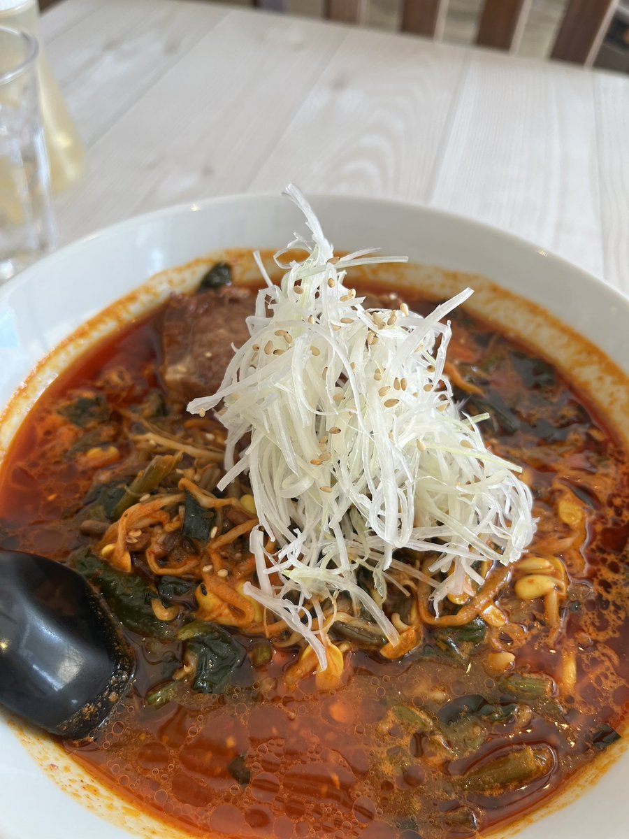 takedasachi2022's tweet photo. 早速おすすめしてもらったエントで、ポッサムユッケジャン麺を食べてきました。
ポッサムが想像の5倍以上の肉の塊🥩でびっくり‼️‼️
通常の辛さでしたが、次は辛さプラスしてみようかな？😂
2/22-24まで味玉無料だって😍😍😍
#上田市 https://t.co/RJfzkxBhyi