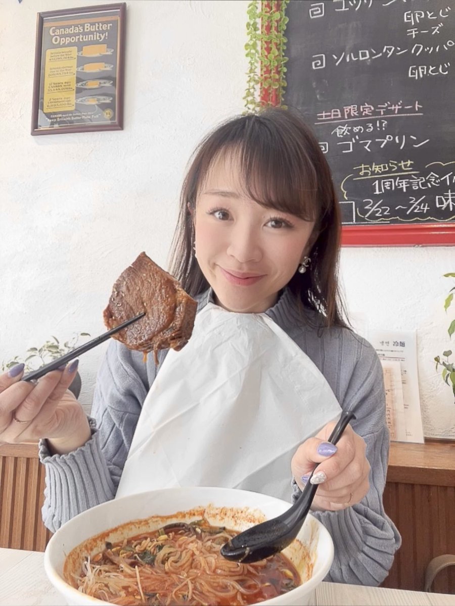 takedasachi2022's tweet photo. 早速おすすめしてもらったエントで、ポッサムユッケジャン麺を食べてきました。
ポッサムが想像の5倍以上の肉の塊🥩でびっくり‼️‼️
通常の辛さでしたが、次は辛さプラスしてみようかな？😂
2/22-24まで味玉無料だって😍😍😍
#上田市 https://t.co/RJfzkxBhyi
