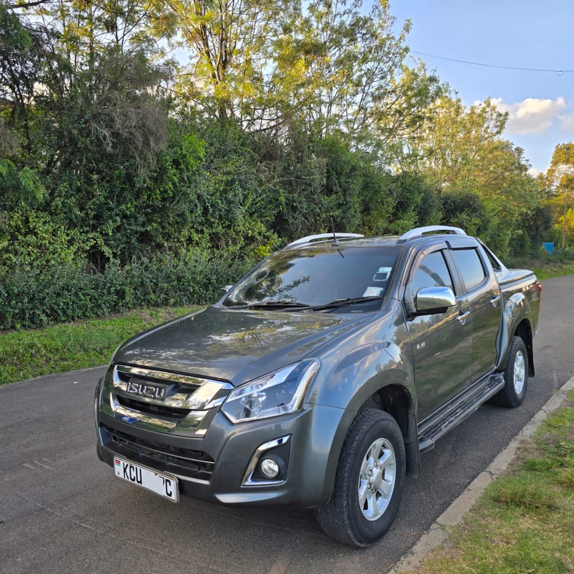 PowermatB's tweet photo. #Isuzu dmax pickup 2019 model 

- LX edition 3000cc 
- diesel auto 4wd 
- fully loaded 
- leather interior 
- steering controls 

@ 4.399m

#PowermatMotors
#Psl #TT #MasingaTT 
#SunsetCorsa #NyahururuTT 
#CarTwitter #SpaceYaMagari #Hilux 
#Dmax #Toyota #Revo #VW #Audi 
#Demio https://t.co/TEjoF5rxg9