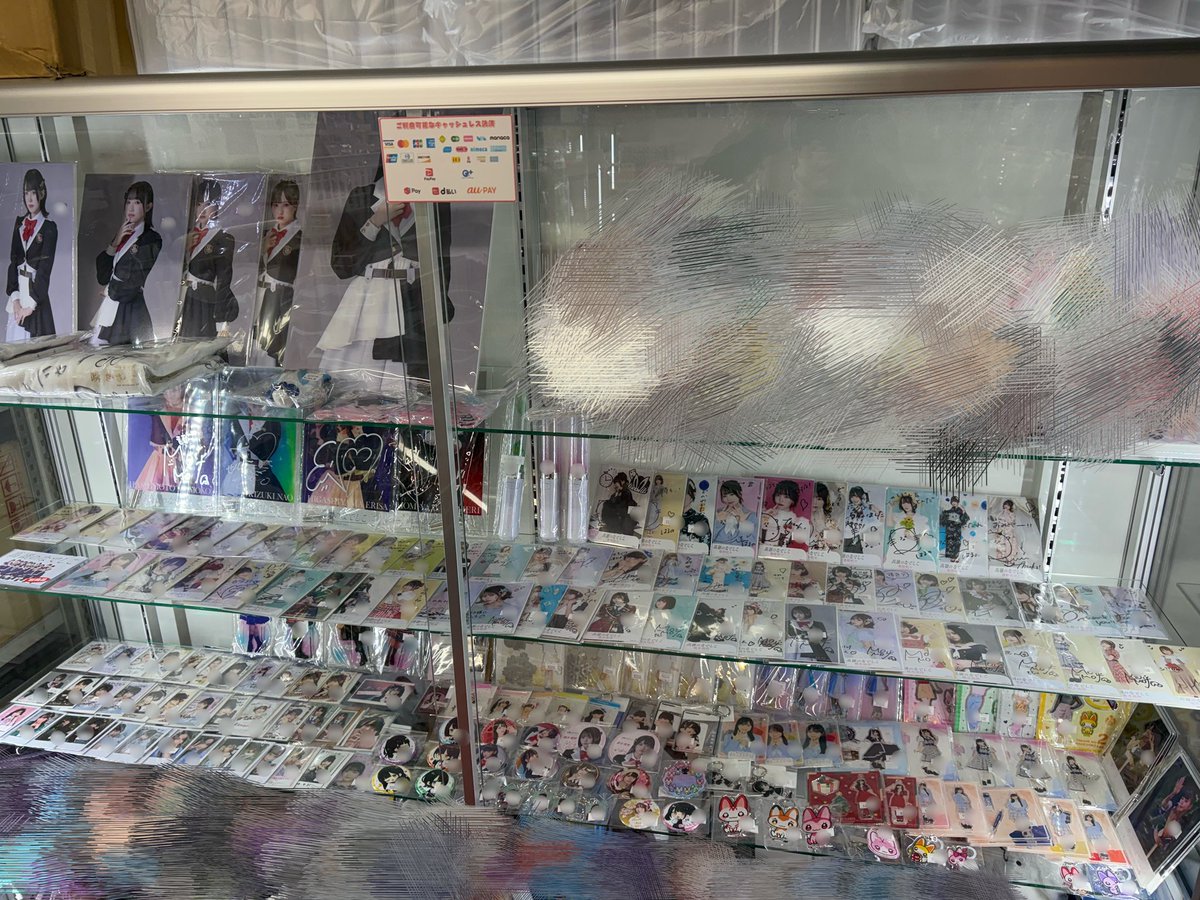 木曜日。 本日も20時30分迄営業。買取り18時迄対応🎉 (各種サイン入り