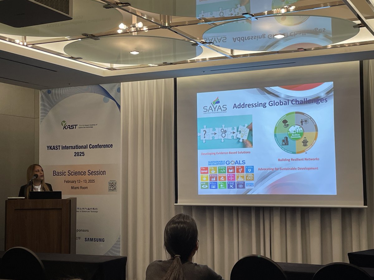 We continue at #YIC2025 with a talk by <a href="/natisha_dukhi/">Dr Natisha Dukhi</a> from <a href="/SAYAS_SA/">SAYAS</a> 🇿🇦 highlighting the role of young academies in science diplomacy. Both an encouraging perspective on contributing to sustainability goals &amp; science communication, while facing hurdles of recognition and funding.