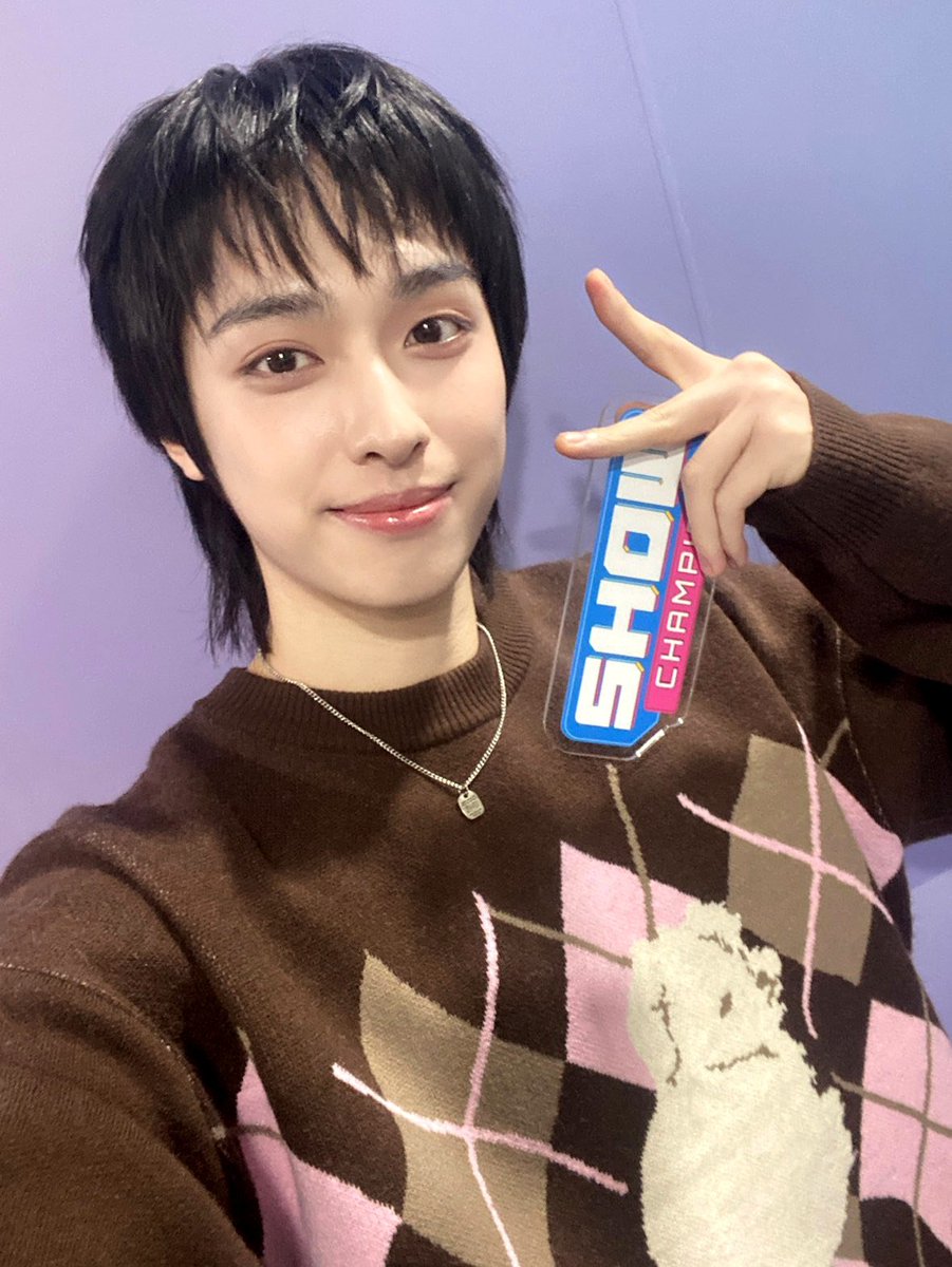 PLENAVIS's tweet image. new band selfie just dropped 

also, I cut my own bangs; if you don't like them, it's fine, I'll just cry