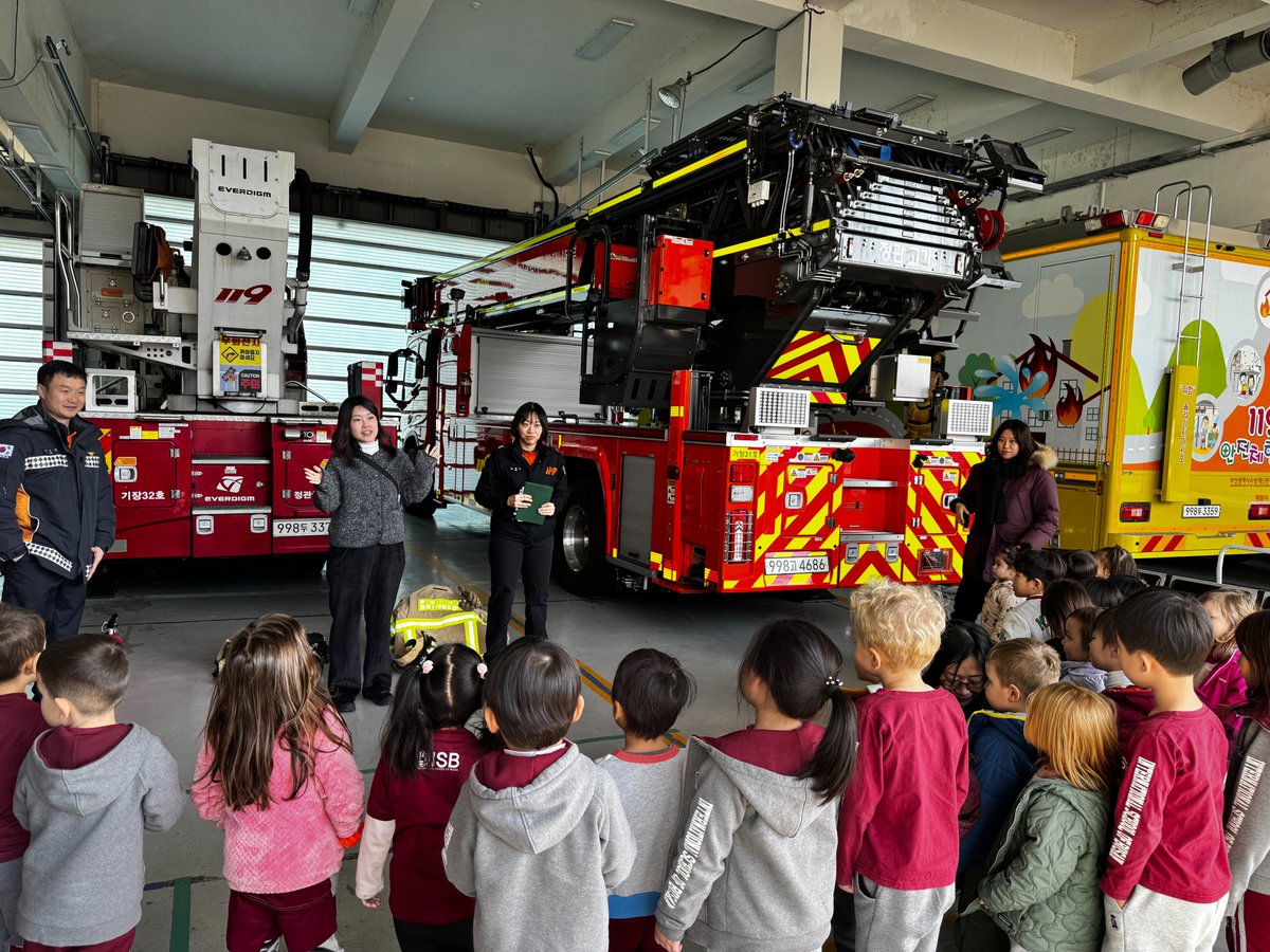 ISBLearning's tweet photo. EY1 & 2 had fun this week as they took their learning outside to visit the local 119 Fire Station. They had hands-on experience with real-life superhero firefighters and got to experience what it's like to spray water from the big fire hose! #ISBLearning #ISB #부산국제외국인학교 https://t.co/s6XM4JtK9o