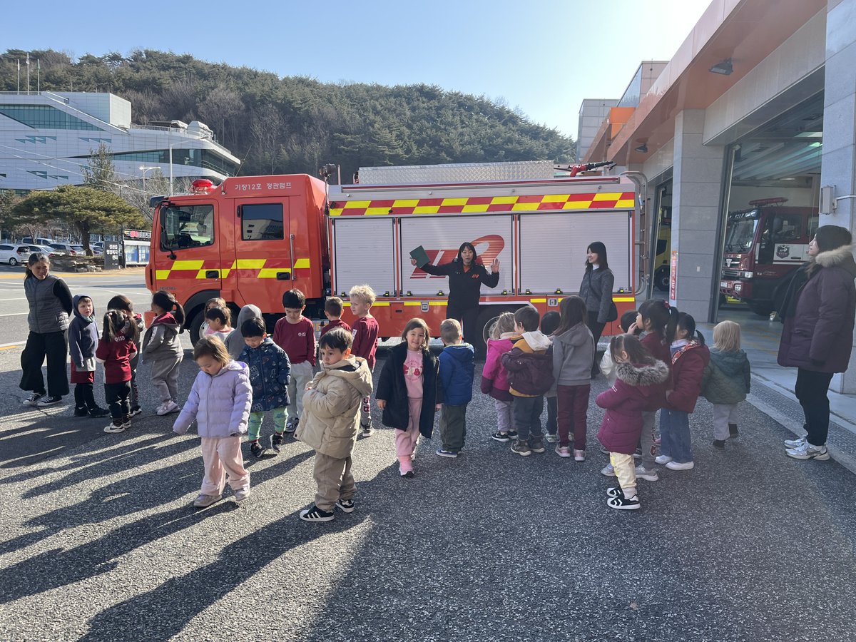 ISBLearning's tweet photo. EY1 & 2 had fun this week as they took their learning outside to visit the local 119 Fire Station. They had hands-on experience with real-life superhero firefighters and got to experience what it's like to spray water from the big fire hose! #ISBLearning #ISB #부산국제외국인학교 https://t.co/s6XM4JtK9o