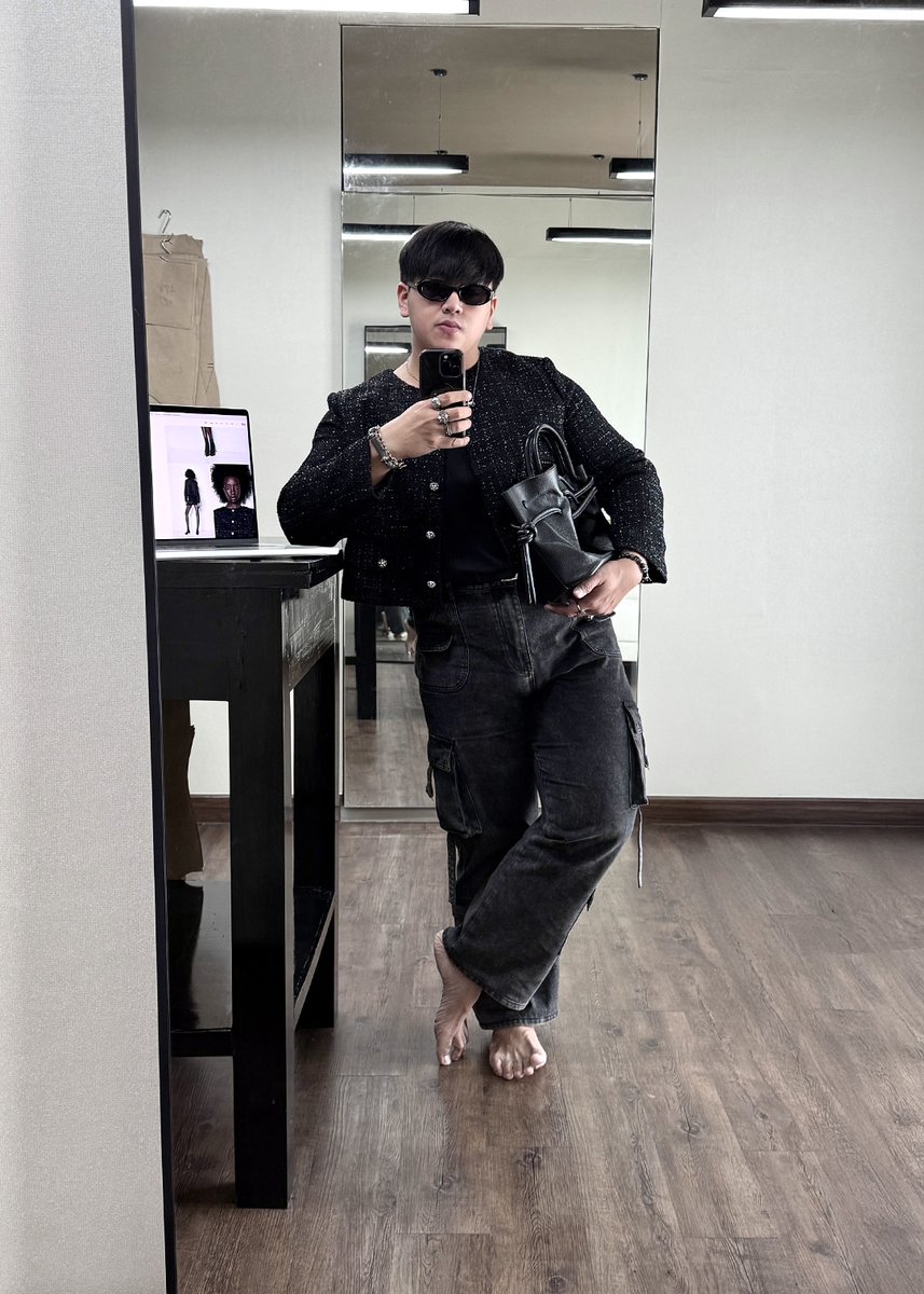 No gender, just style! เอา Bouclé jacket ของผู้หญิงมาแมตช์กับ Cargo Jeans โคตรเท่!

Jacket ของ H&amp;M ฮะ th.hm.com/th_th/boucle-j…