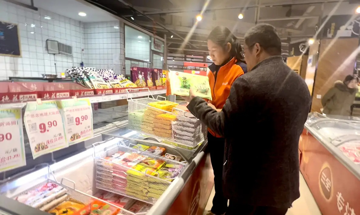 HenanPlus's tweet image. #Tangyuan Sales Boom! Why is Henan’s #FrozenFood Industry So Dominant?
During the #LanternFestival, no household dinner table is complete without a bowl of chewy, steaming hot tangyuan. A staggering 6 out of every 10 frozen tangyuan consumed nationwide are produced in #Henan.