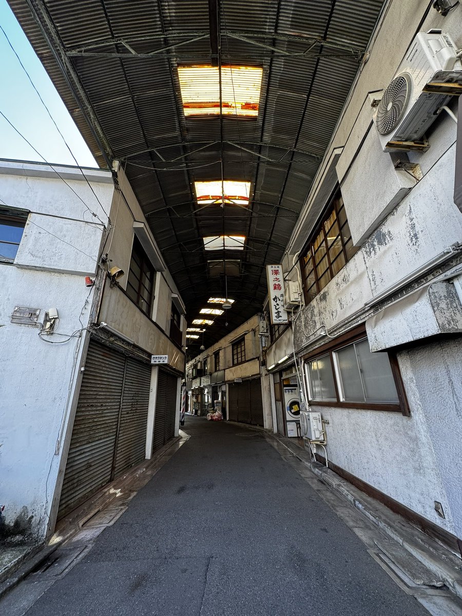 sparklingmaki's tweet image. 先日初めて降りた芦花公園駅。駅の北側にある旧甲州街道沿いには、いまだに古い家屋が道路ギリギリに建っている。その中に、今も残るアーケード街を発見。よく残ってたなぁ😊
#路地 #アーケード街