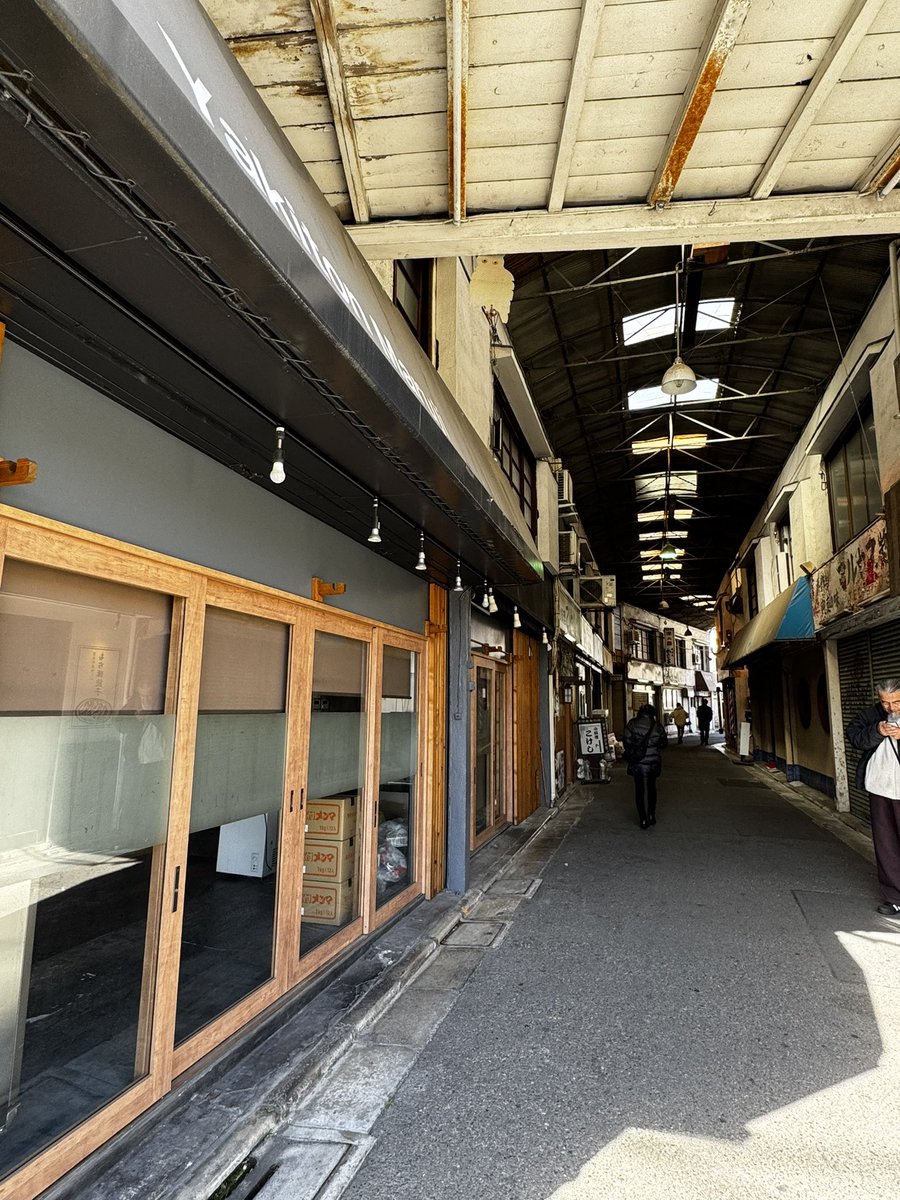 sparklingmaki's tweet image. 先日初めて降りた芦花公園駅。駅の北側にある旧甲州街道沿いには、いまだに古い家屋が道路ギリギリに建っている。その中に、今も残るアーケード街を発見。よく残ってたなぁ😊
#路地 #アーケード街