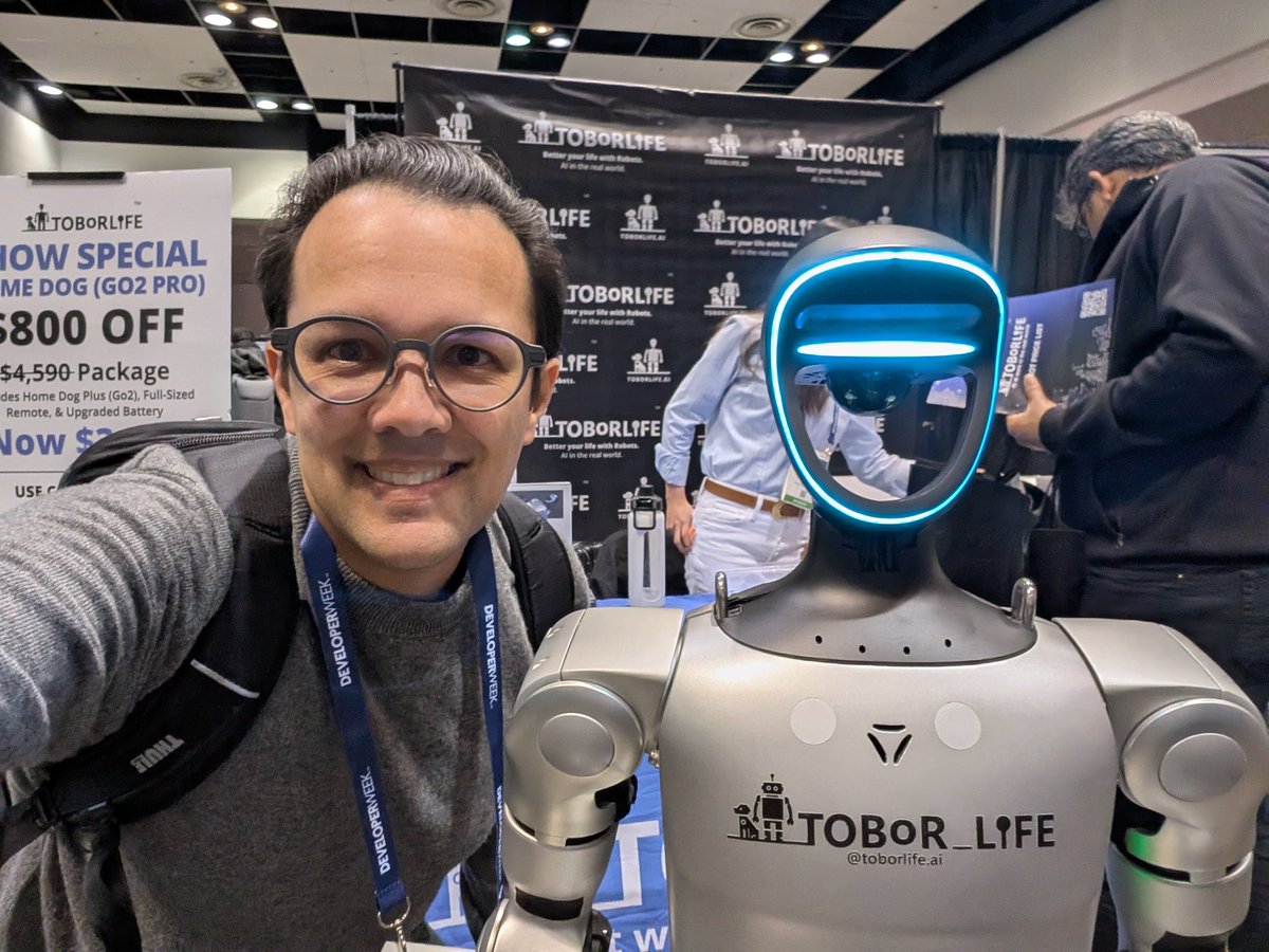 jason_mayes's tweet image. At #DeveloperWeek meeting the elite coding devs 😆 #TooSoon #SorryNotSorry

#UnitreeG1