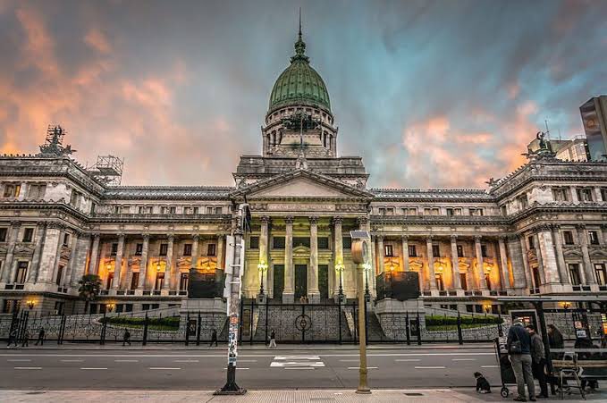 🚨URGENTE - Milei impulsiona lei da ficha limpa na Argentina!  

Ele quer impedir que condenados em segunda instância por corrupção possam concorrer a cargos eletivos ou serem nomeadas para funções públicas, inclusive em empresas estatais.
