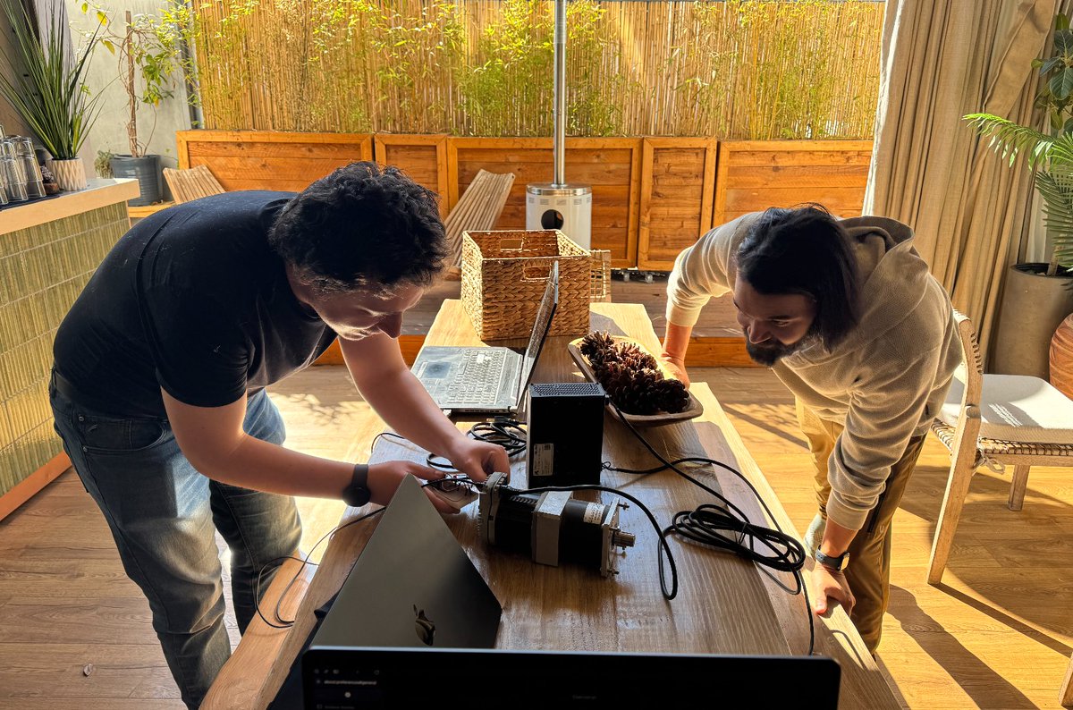 smarterWscience's tweet image. Pictured here: @ZachSekar at our recent Sunday meetup, working on a robot motor. Always a good time getting hands-on with science in Venice!