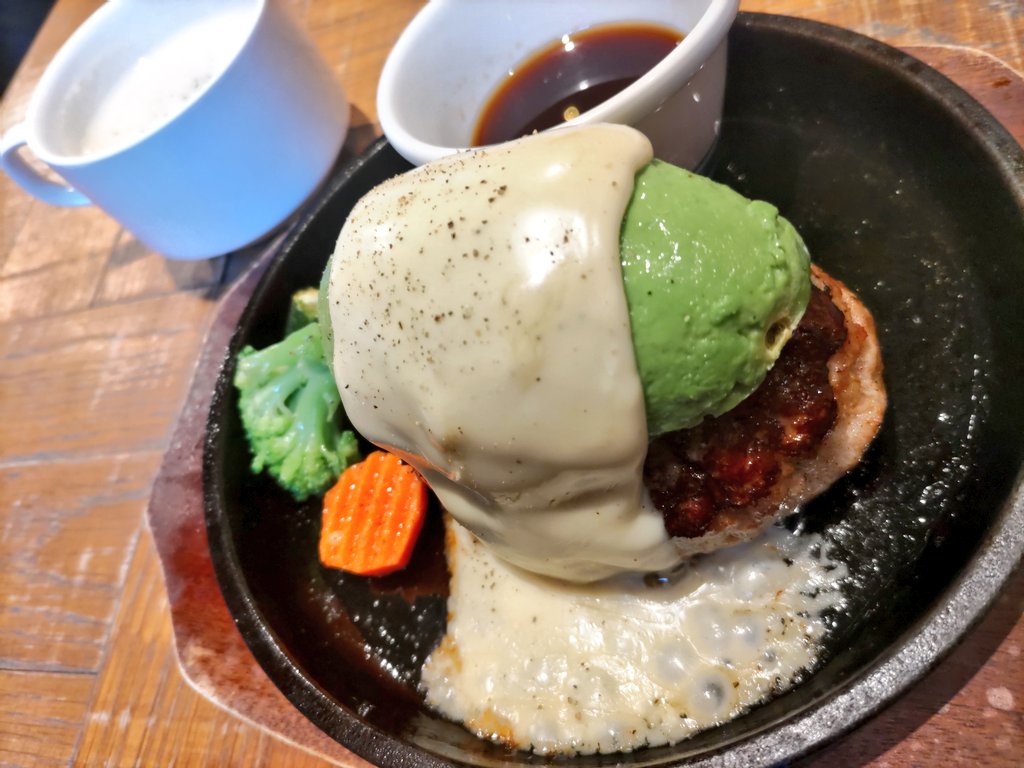 ayako_tango's tweet photo. 最近のランチ！また飯テロ〜
もともとハンバーグって苦手だったけど美味しかった(*´ω`*)
🥑🧀ハンバーグ https://t.co/0uZUJUP0Jl