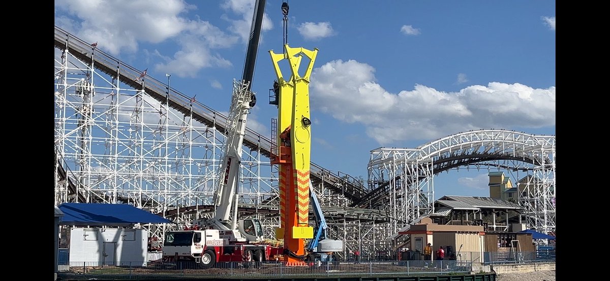 kingdakev's tweet image. @FunSpotAmerica’s NEW RIDE Up and Overboard has gone VERTICAL! 

#funspot #themepark #rollercoaster #amusementpark #themeparks #rollercoasters #coaster #themeparkphotography #travel #fun #thrillride #coasterenthusiasts #disney #universalstudios #disneyworld