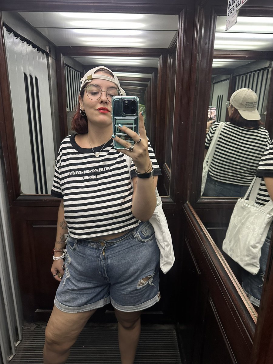 melchumz's tweet photo. mi mamá, una persona sutil para decirme que no les gusta mi outfit: "ayer tenía de hija una princesa y hoy tengo al vendedor de diario!!!!!"

el outfit en cuestion: https://t.co/n01Dxj0rAi