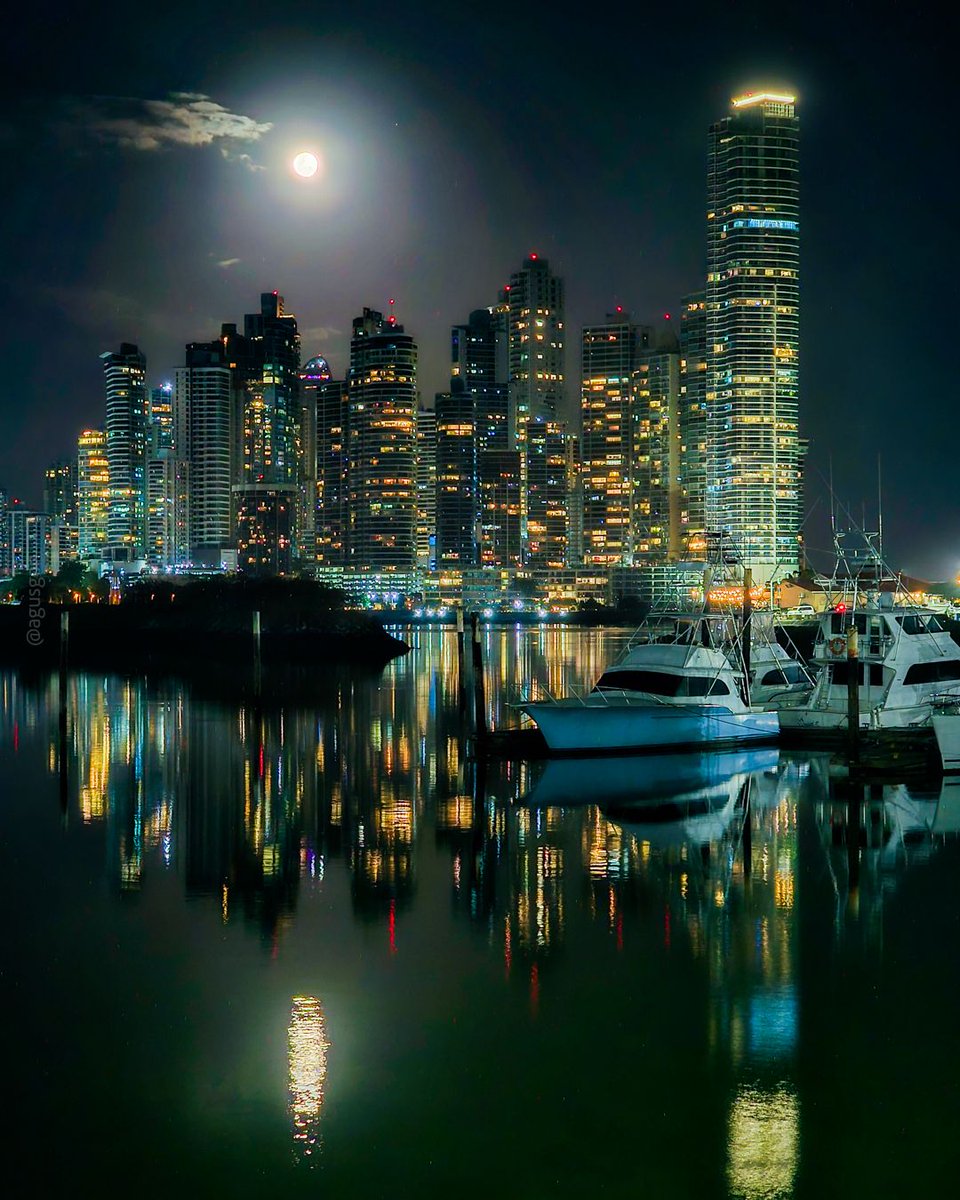 Hermosa luna llena de nieve en Ciudad de Panamá.