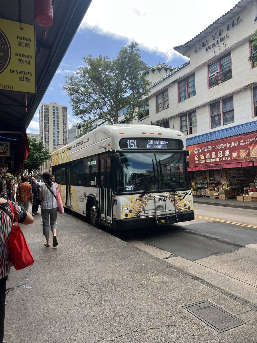 DailyBusPhoto's tweet photo. Route 151 (Bus 3501) approaching stop 50 in Chinatown.
#Photograghy #PublicTransit #Transit #Bus #TheBus #GILLIG #GilligBEB #Electric #ZeroEmissionBus #Hawaii #Honolulu #Oahu https://t.co/THXUo6nKWr