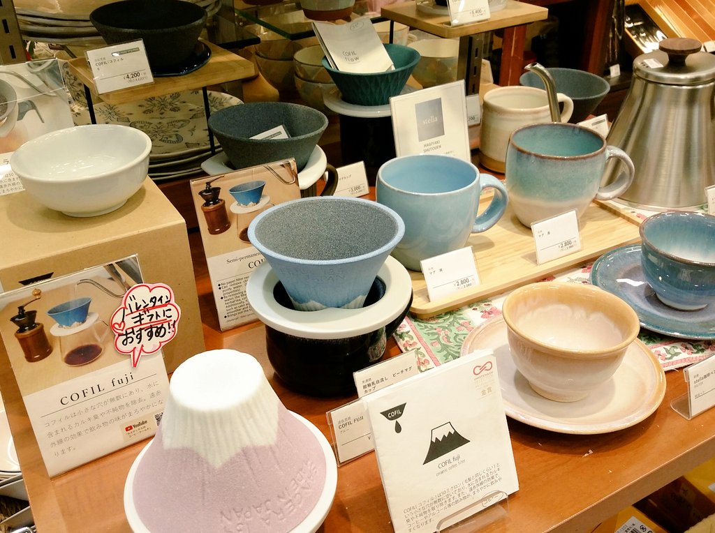 oribe_tokushima's tweet photo. 明日はバレンタイン❤チョコと一緒に贈るギフトおすすめしています！
陶器製のフィルターCOFILはコーヒー好きの方に💝毎日使えるマグカップも多種多様に取り揃えていますよ😆✨ぜひご来店くださいませ～
#織部ゆめタウン徳島店 #バレンタイン #おすすめギフト #COFIL https://t.co/FirBbhffSx