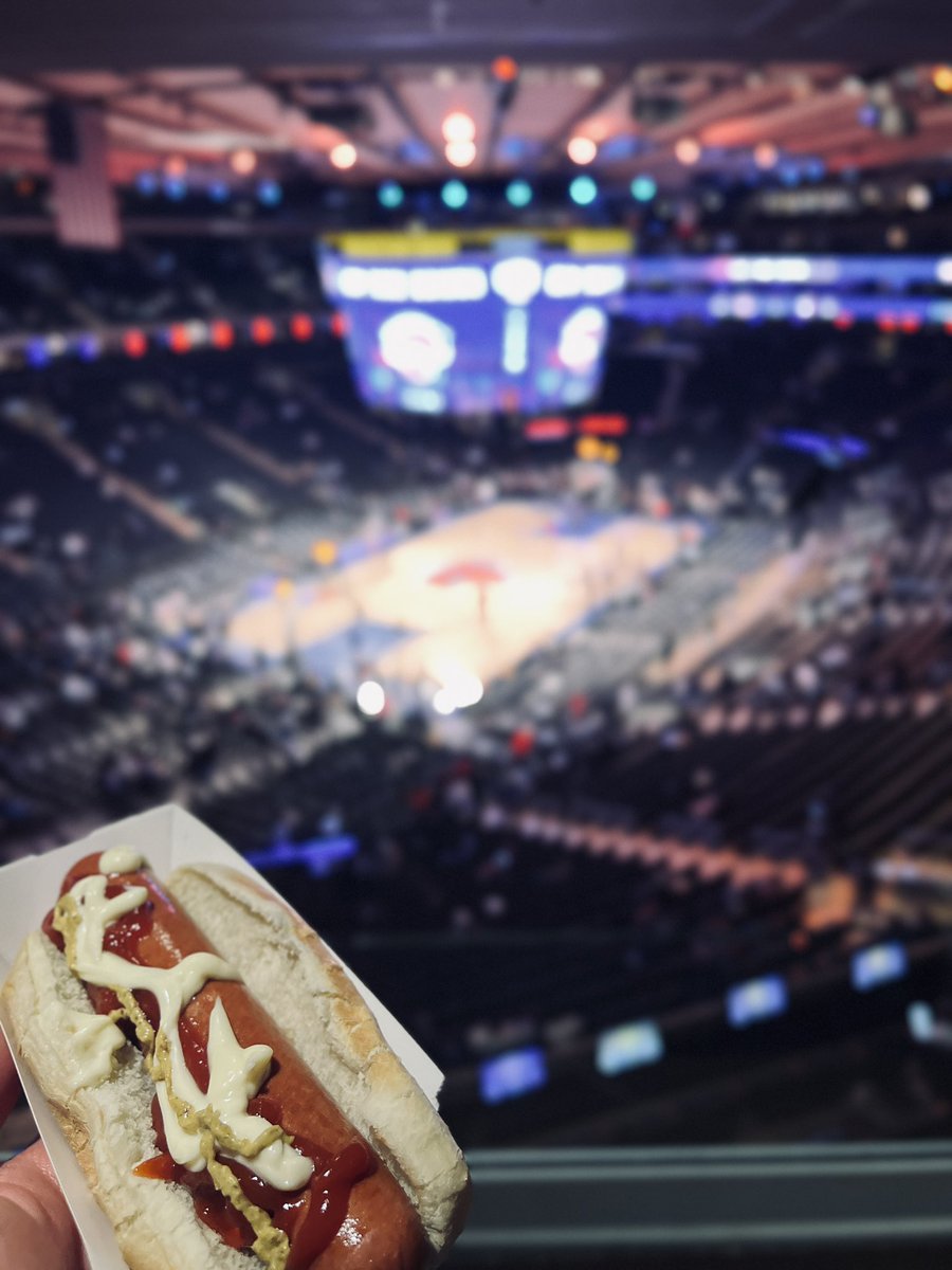 El_tal_bobby's tweet photo. un Hotdog y mi  @monsinii https://t.co/FTuWLfN4DU