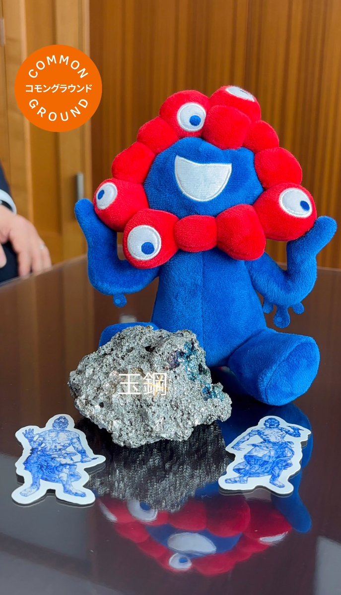 万博マスコット「ミャクミャク」とオランダ人アーティストのイェッケ氏