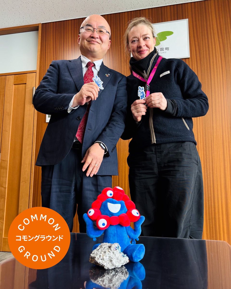 万博マスコット「ミャクミャク」とオランダ人アーティストのイェッケ氏