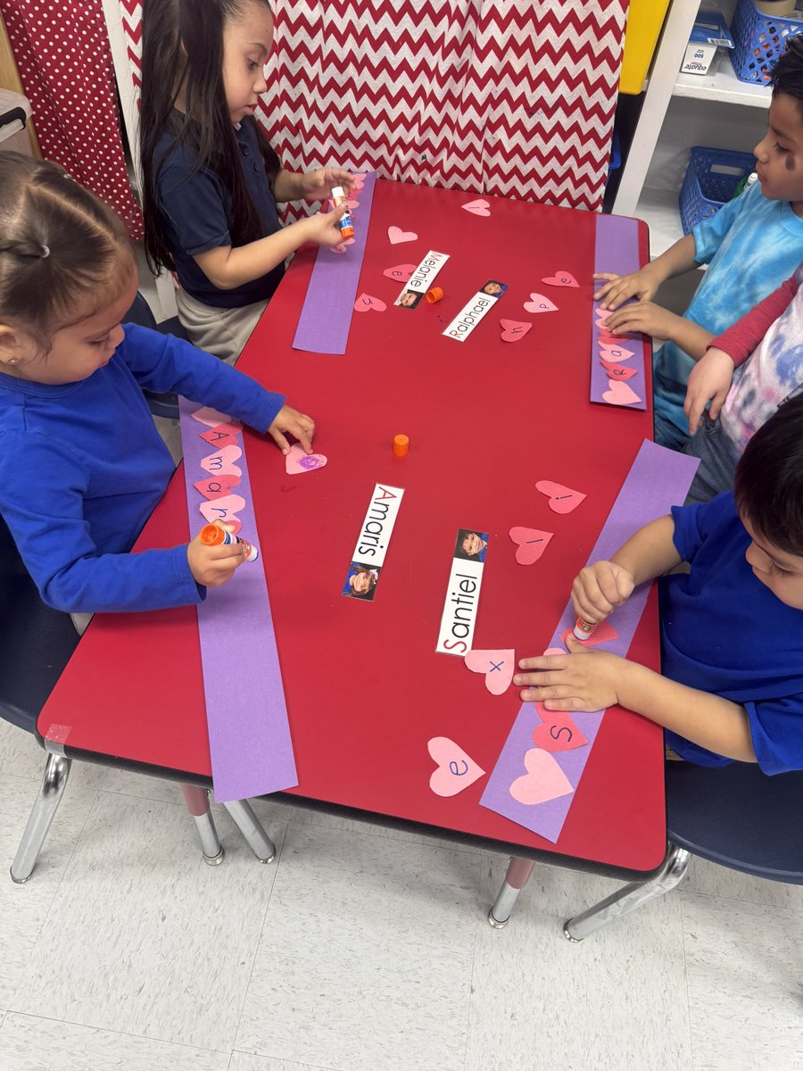 VGuajardo_ESA's tweet image. Hearts everywhere ❤️ along with our Love Monsters ❤️ Our Pre-K 3’s are becoming amazing artists! @Escontrias_SA @LAlvarez_EES #LoveMonster #Prek3s #MsGRocks #LivinThatPreKLife #TeamSISD #AllIn