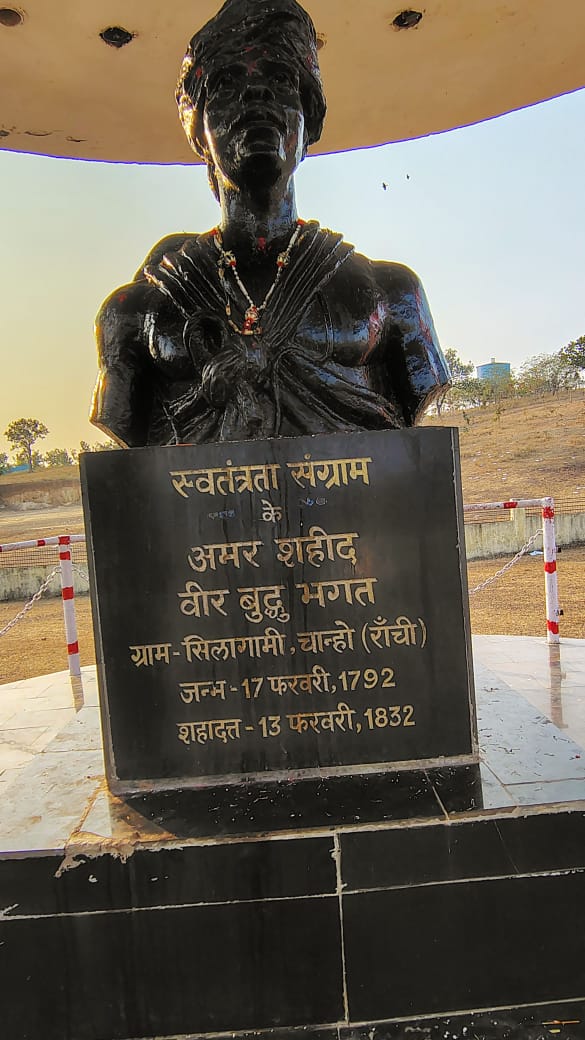 SanjayK36545378's tweet image. झारखण्ड के परम वीरों ने 1857 के संग्राम से कहीं पहले अंग्रेजों के शोषण और अत्याचार के खिलाफ विद्रोह करना शुरू कर दिया था। 
झारखण्डी माटी के वीर सपूत, लरका विद्रोह के महानायक अमर वीर शहीद वीर बुधु भगत जी के शहादत दिवस  पर उन्हें  कोटि कोटि शत-शत नमन 
#झारखण्ड के वीर_शहीद अमर_रहे