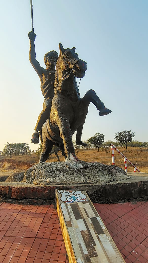 SanjayK36545378's tweet image. झारखण्ड के परम वीरों ने 1857 के संग्राम से कहीं पहले अंग्रेजों के शोषण और अत्याचार के खिलाफ विद्रोह करना शुरू कर दिया था। 
झारखण्डी माटी के वीर सपूत, लरका विद्रोह के महानायक अमर वीर शहीद वीर बुधु भगत जी के शहादत दिवस  पर उन्हें  कोटि कोटि शत-शत नमन 
#झारखण्ड के वीर_शहीद अमर_रहे