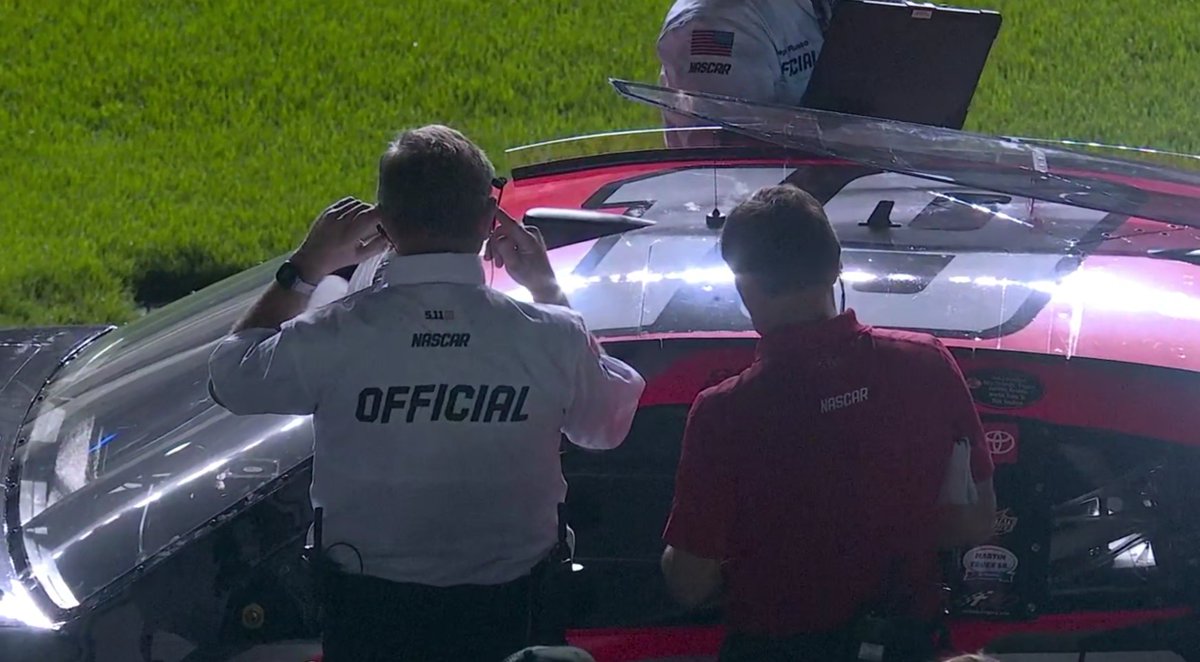 fakeracers's tweet image. heavy discussion regarding the roof of the 19 car??#NASCAR #DAYTONA500