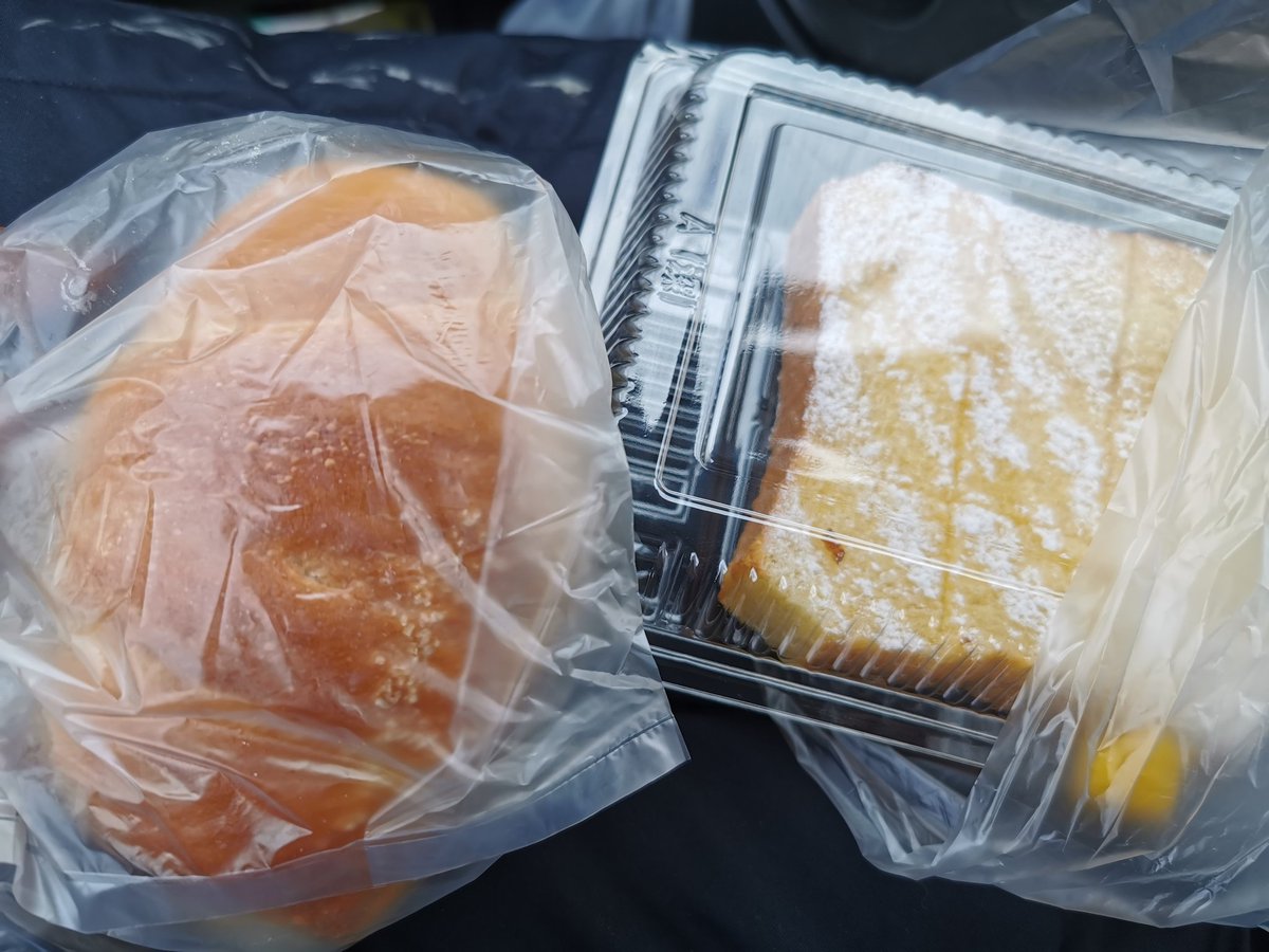 dolce_cooking's tweet photo. お昼ごはんにパン屋さんのパン🥐
塩パンが大好物です🤤🤤 https://t.co/z2hjrXPYaB