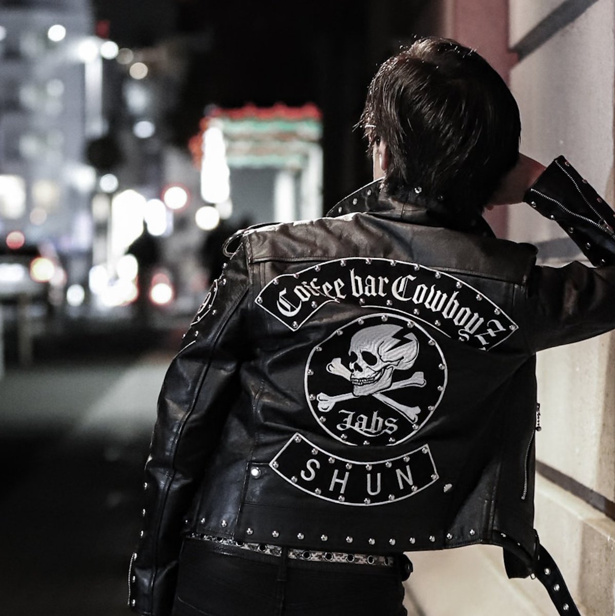 jukeboxx_london's tweet image. 🎸 JUKEBOXXLONDON 🎸

名前を刻んだカスタムメイドの鋲ジャン、他にはない唯一無二のスタイルを手に入れよう。 

どんなシーンでも自分らしさを主張できるアイテムをお見逃しなく！ 
注文はDM or HPまで📩

✨ Let's make your mark. Customize your own studded jacket today! ✨

#StuddedJacket